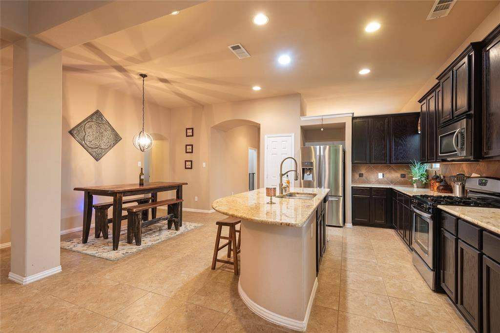 5320 Grovewood Drive, McKinney, TX 75071 Breakfast area off kitchen