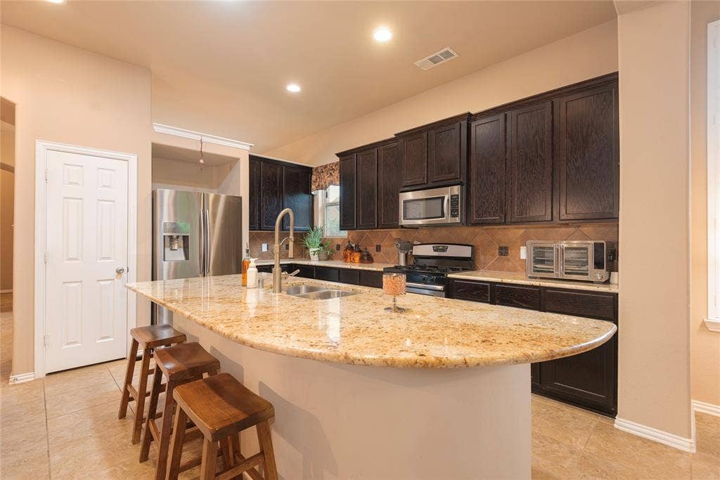 5320 Grovewood Drive, McKinney, TX 75071 Large kitchen island