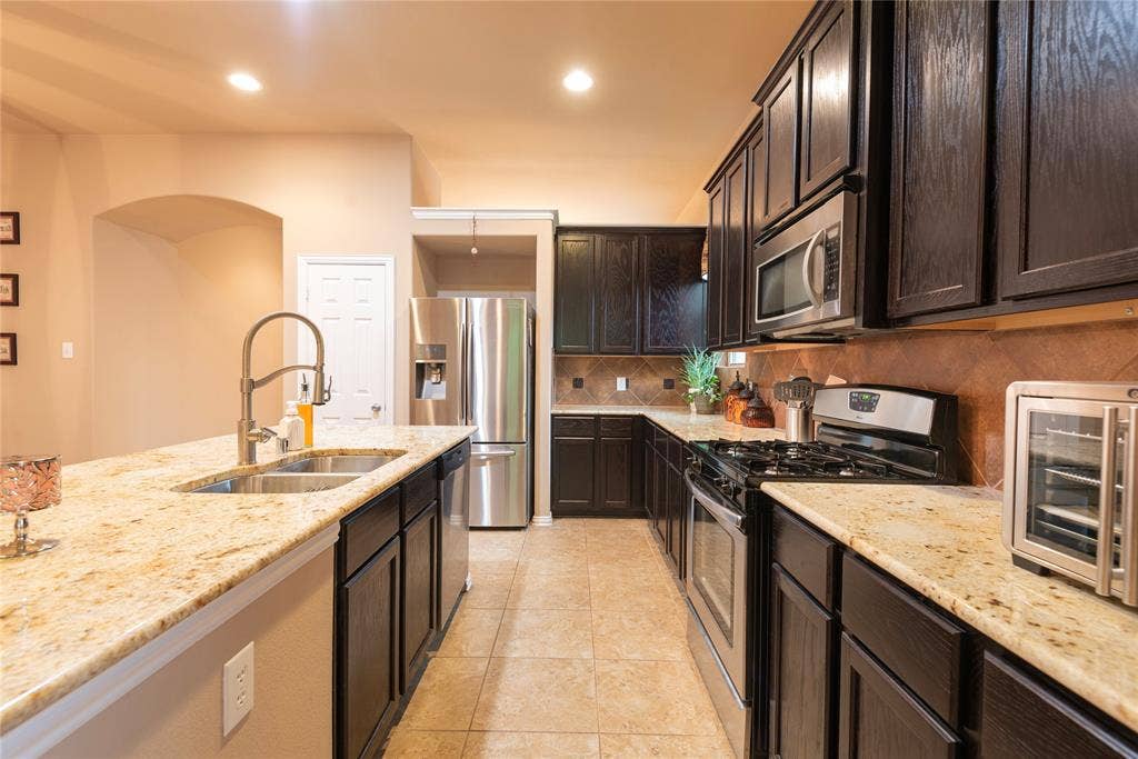 5320 Grovewood Drive, McKinney, TX 75071 Lots of prep area and long kitchen counters