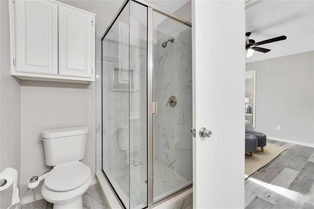 2337 Shalimar Drive, Garland, TX 75040 Primary bathroom
