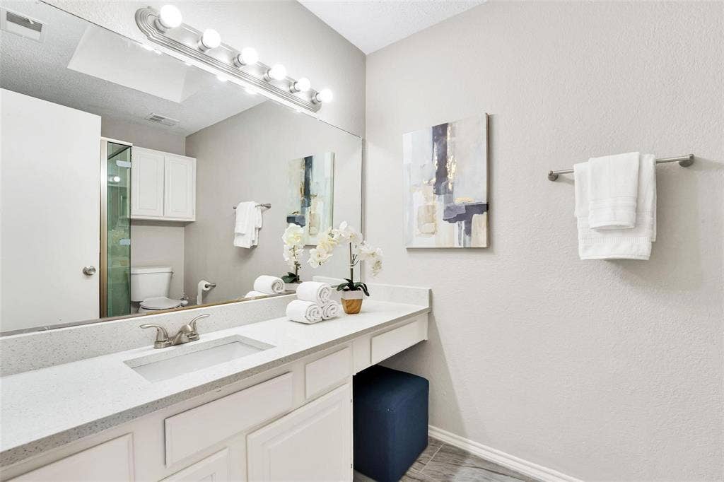 2337 Shalimar Drive, Garland, TX 75040 Primary bathroom
