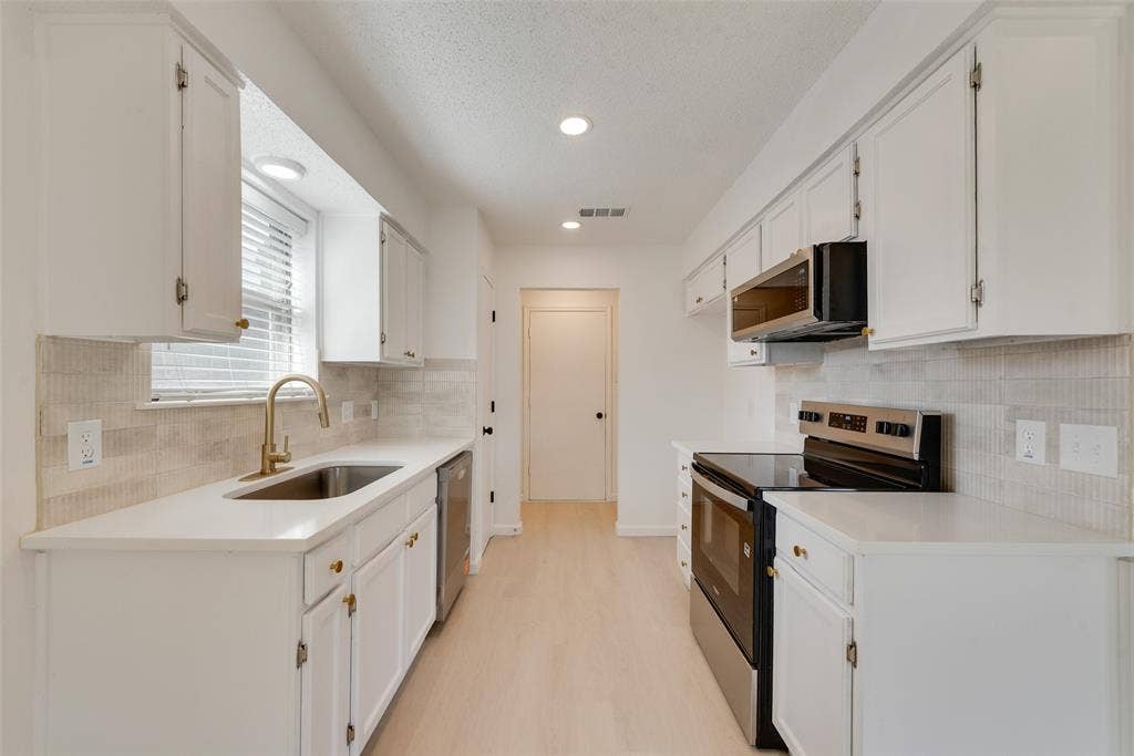 3021 Meadowmoor Street, Fort Worth, TX 76133 3021 Meadowmoor Street, Fort Worth, TX 76133
