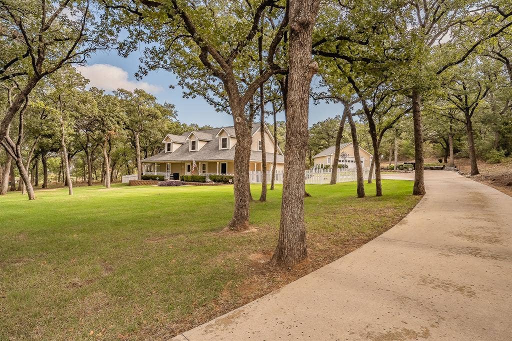 901 Pioneer Circle W, Argyle, TX 76226