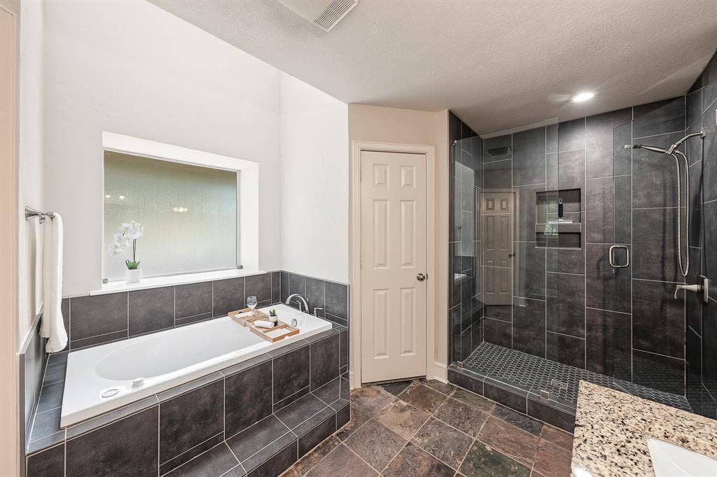 901 Pioneer Circle W, Argyle, TX 76226