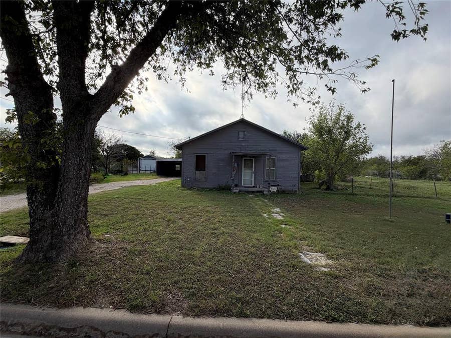 Property photo for 609 E Lumpkin Street, Meridian, TX