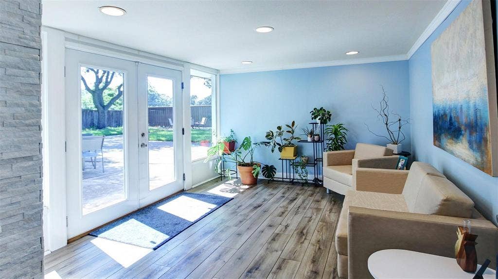 3230 Camelot Drive, Dallas, TX 75229 Enjoy the bright and airy sunroom with floor to ceiling windows and access to your private oversized backyard. Flooded with natural light, this flexible space can easily transform into a cozy reading room, plant lovers retreat, exercise or play room, even a home office.