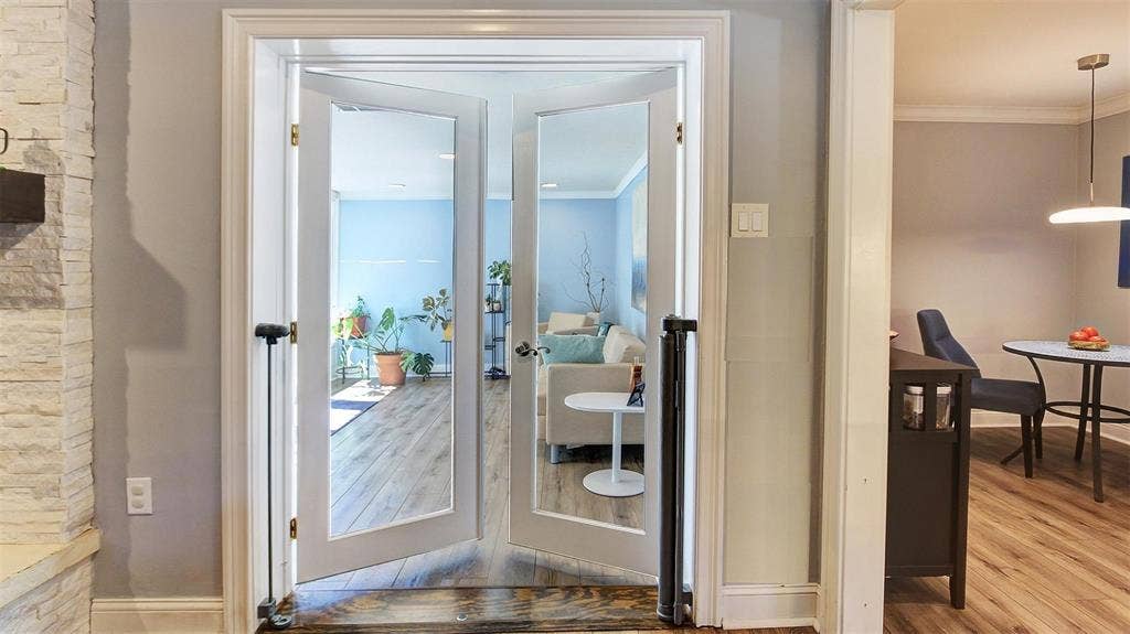 3230 Camelot Drive, Dallas, TX 75229 Entrance to your sunroom off the living room & kitchen. Glass doors allow for more natural light. Nice size room could be used for plants, childrens' playroom, exercise room, endless possibilities.