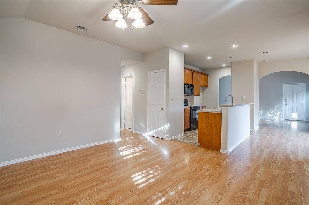 109 Briarwood Drive, Kennedale, TX 76060