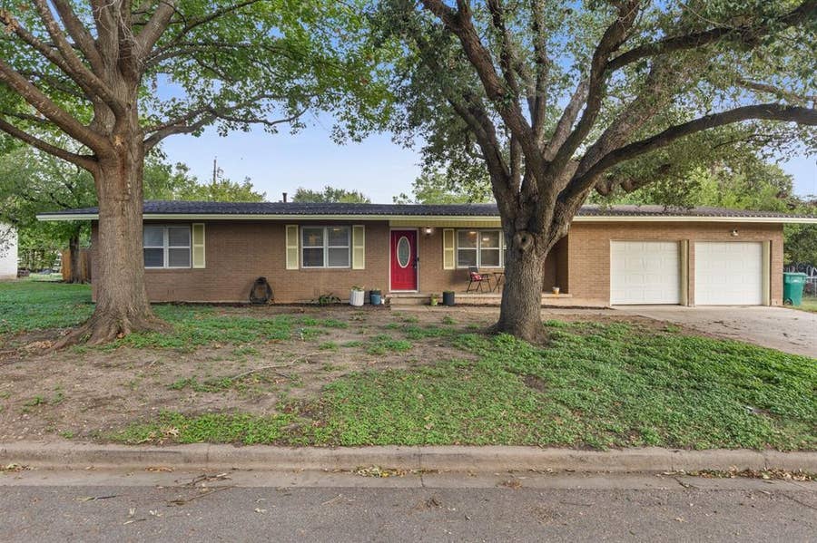 Property photo for 703 W Elizabeth Drive, Robinson, TX