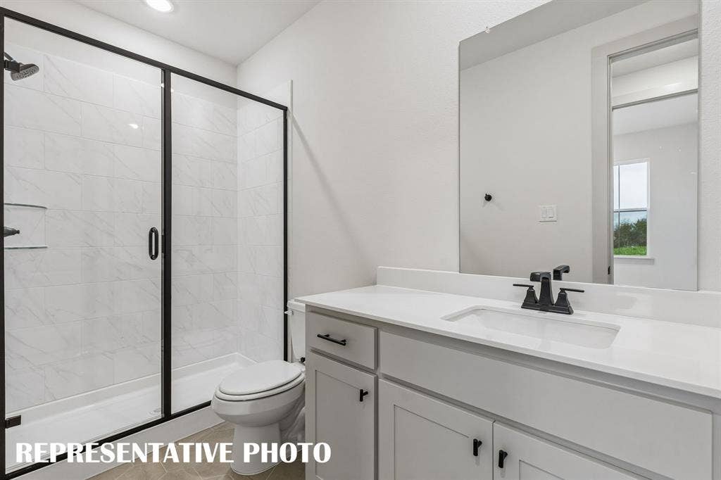 4520 Sunfish Lane, McKinney, TX 75071 Your guests will never want to leave the beautiful and spacious guest baths in our Toulouse II plan! REPRESENTATIVE PHOTO