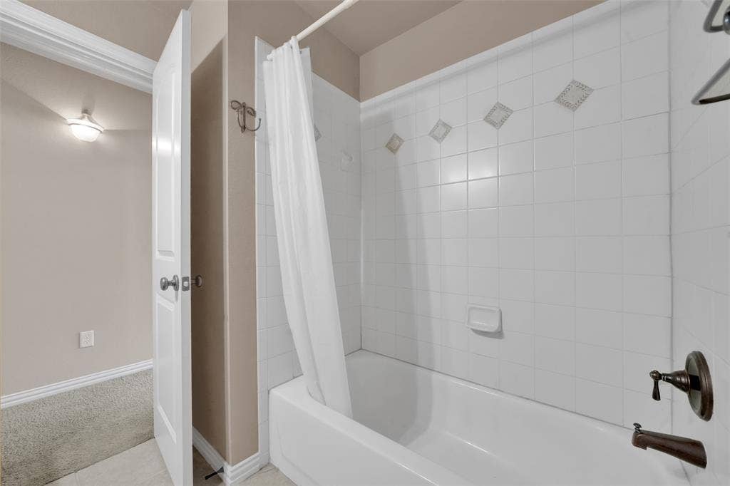 5801 Mira Lago Lane, Arlington, TX 76017
