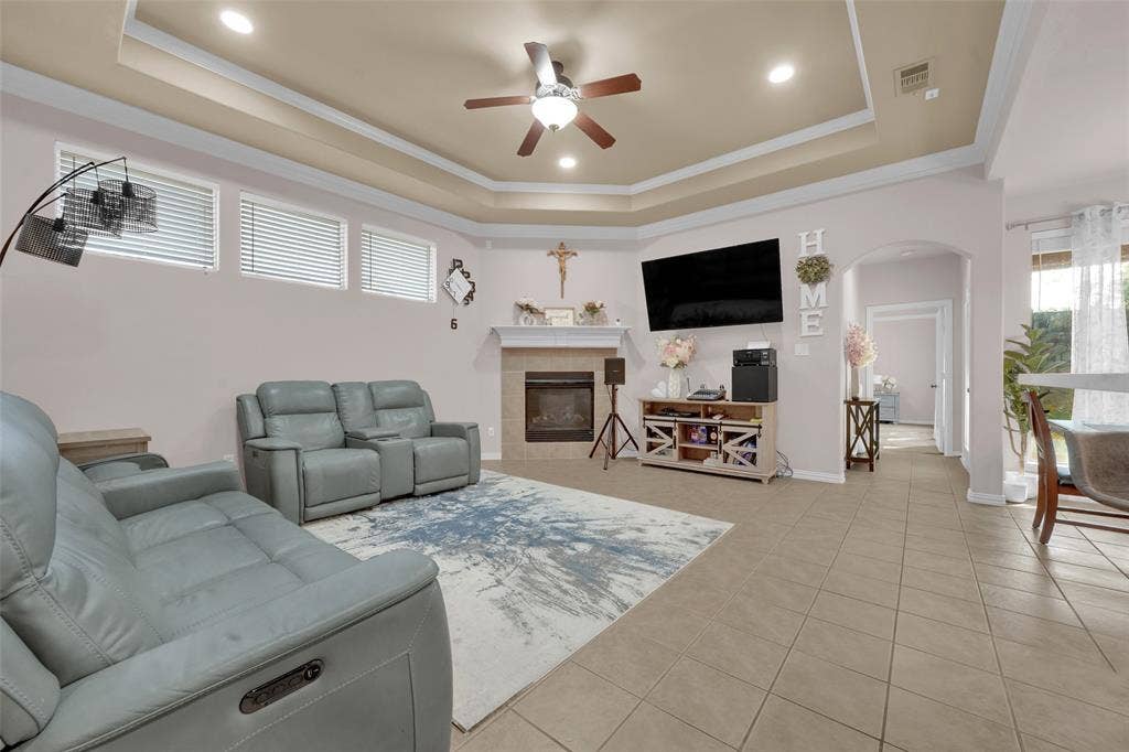 5801 Mira Lago Lane, Arlington, TX 76017