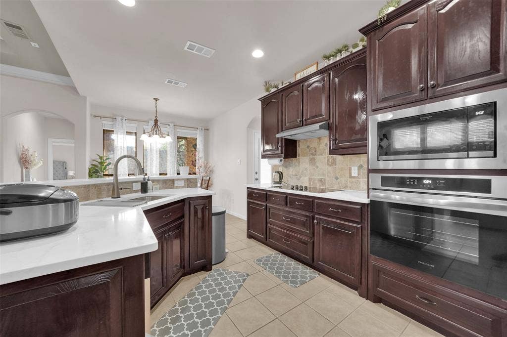 5801 Mira Lago Lane, Arlington, TX 76017
