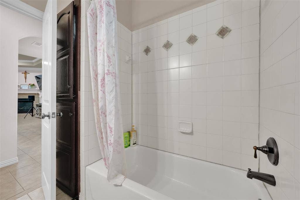 5801 Mira Lago Lane, Arlington, TX 76017