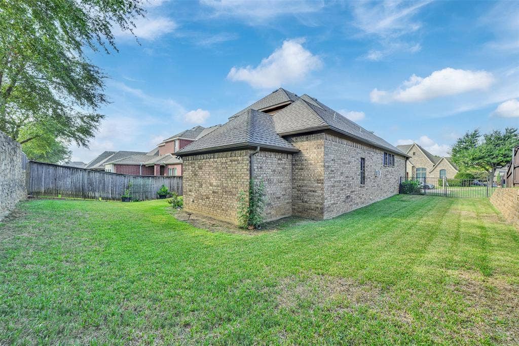 5801 Mira Lago Lane, Arlington, TX 76017