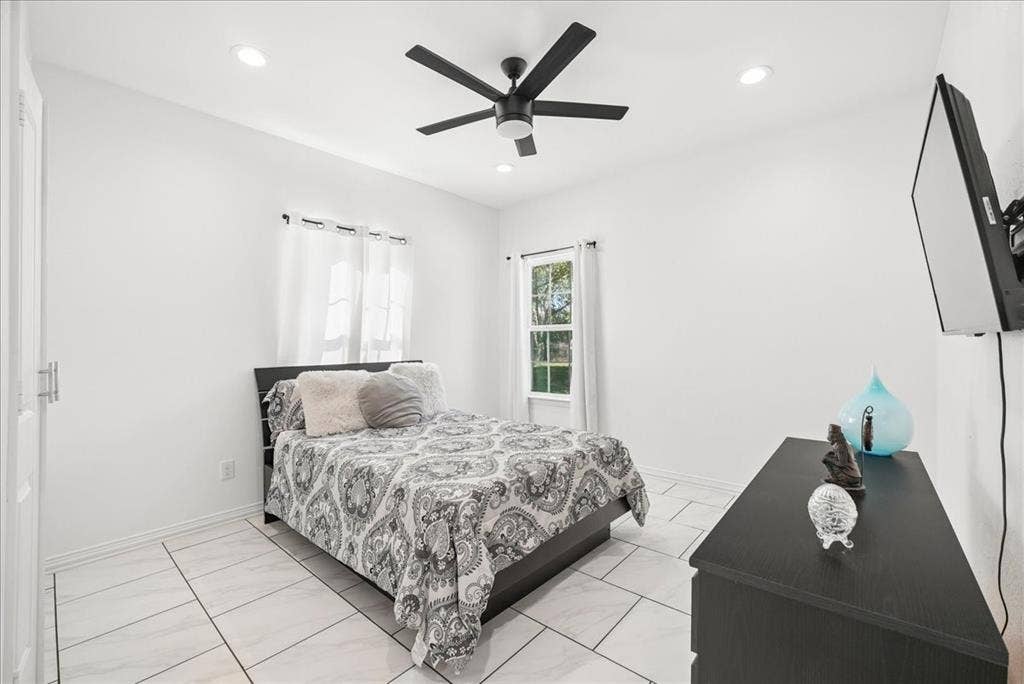 7320 County Road 3512, Quinlan, TX 75474 Large-format tile flooring, recessed ceiling lighting, and a multi-blade matte black ceiling fan