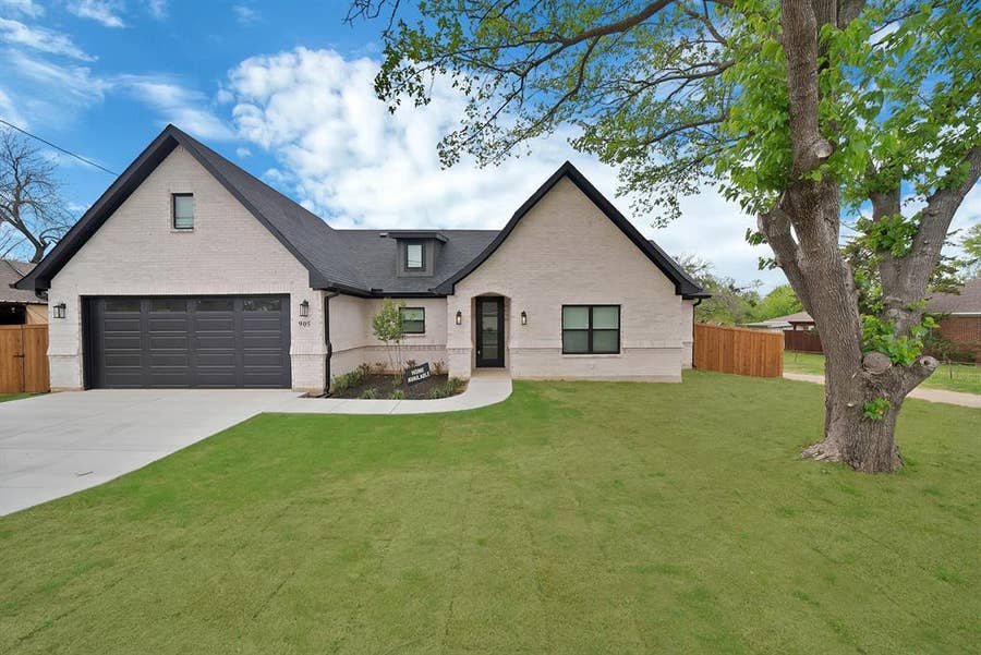 Property photo for 905 N Trinity Street, Decatur, TX