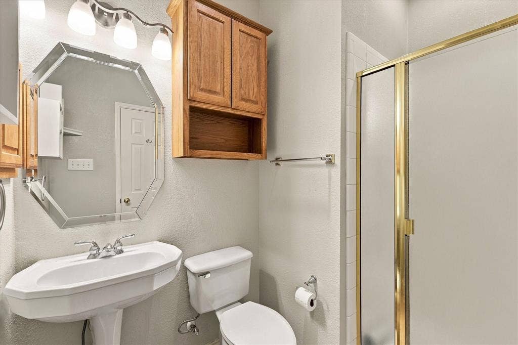 Additional photo of ensuit bathroom.