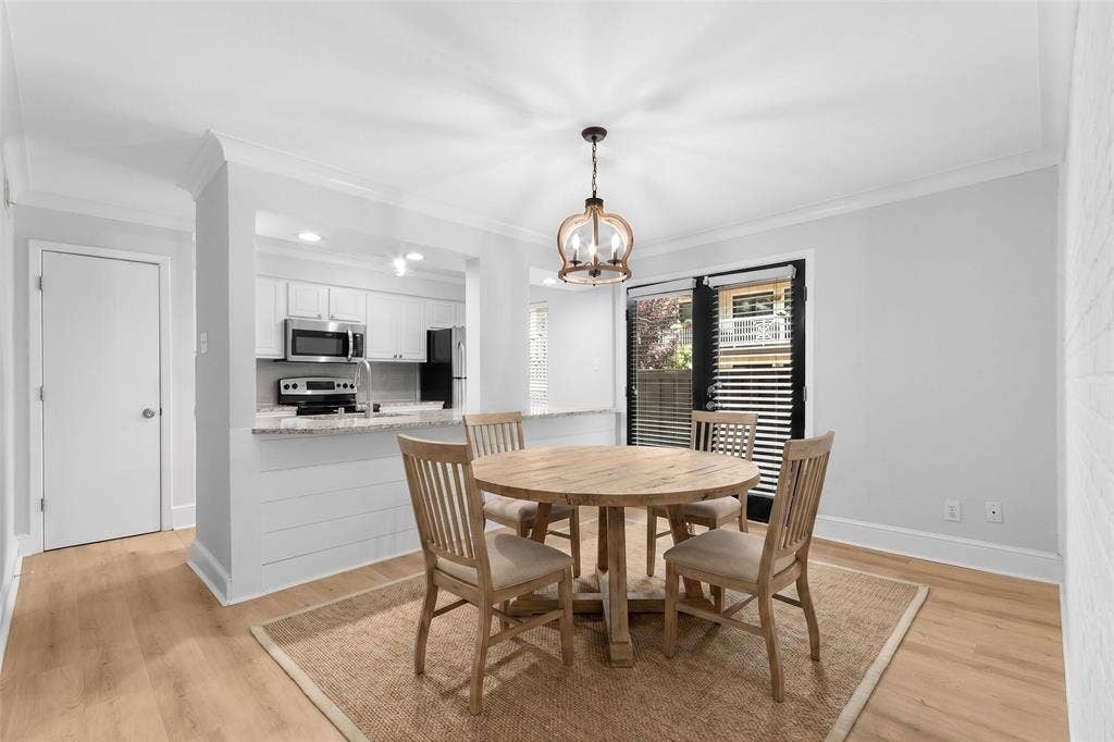 5928 Sandhurst Lane, #127, Dallas, TX 75206 Virtually Staged
