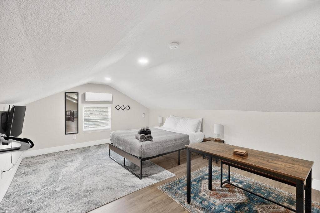 812 Centre Street, Dallas, TX 75208 Vaulted ceilings featuring recessed lighting, wall-mounted climate control unit, and wood-finish flooring