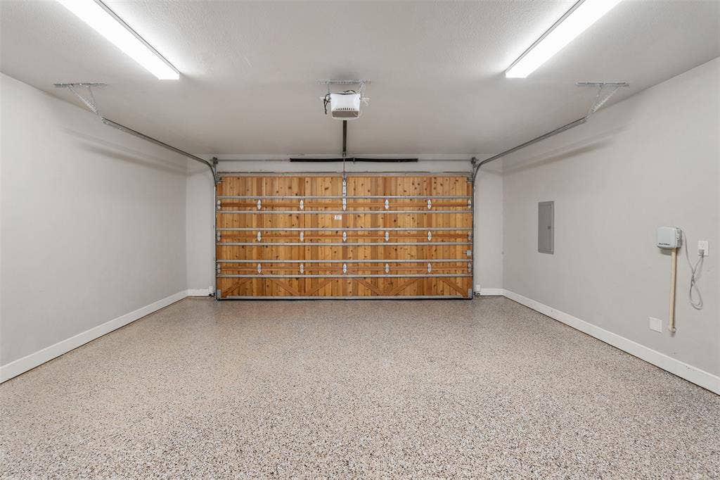 375 St. Andrews Drive, Mabank, TX 75156 Upscale wood door