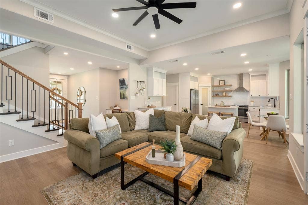 375 St. Andrews Drive, Mabank, TX 75156 Connecting living to kitchen