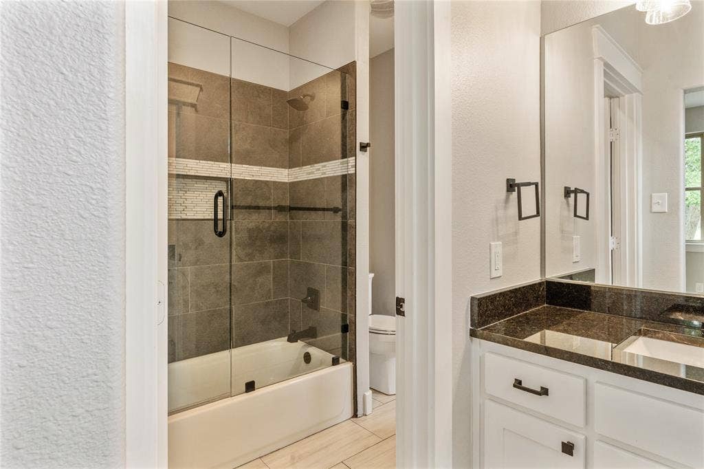 375 St. Andrews Drive, Mabank, TX 75156 Jack-and-Jill separate sinks and a common Tub/shower and toilet