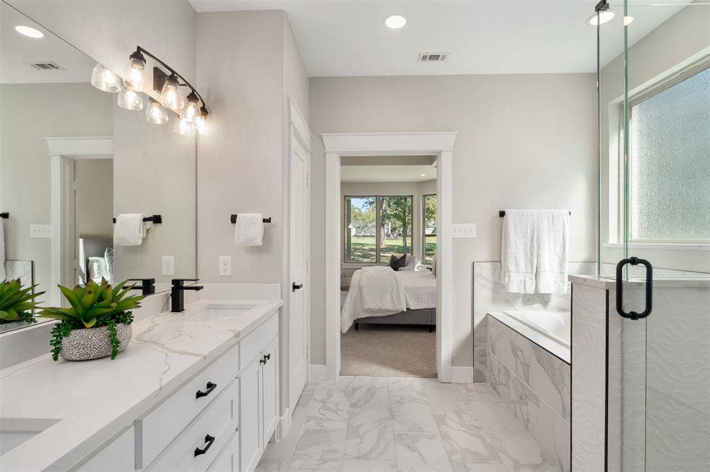 375 St. Andrews Drive, Mabank, TX 75156 Spa-like with soaking tub and separate shower