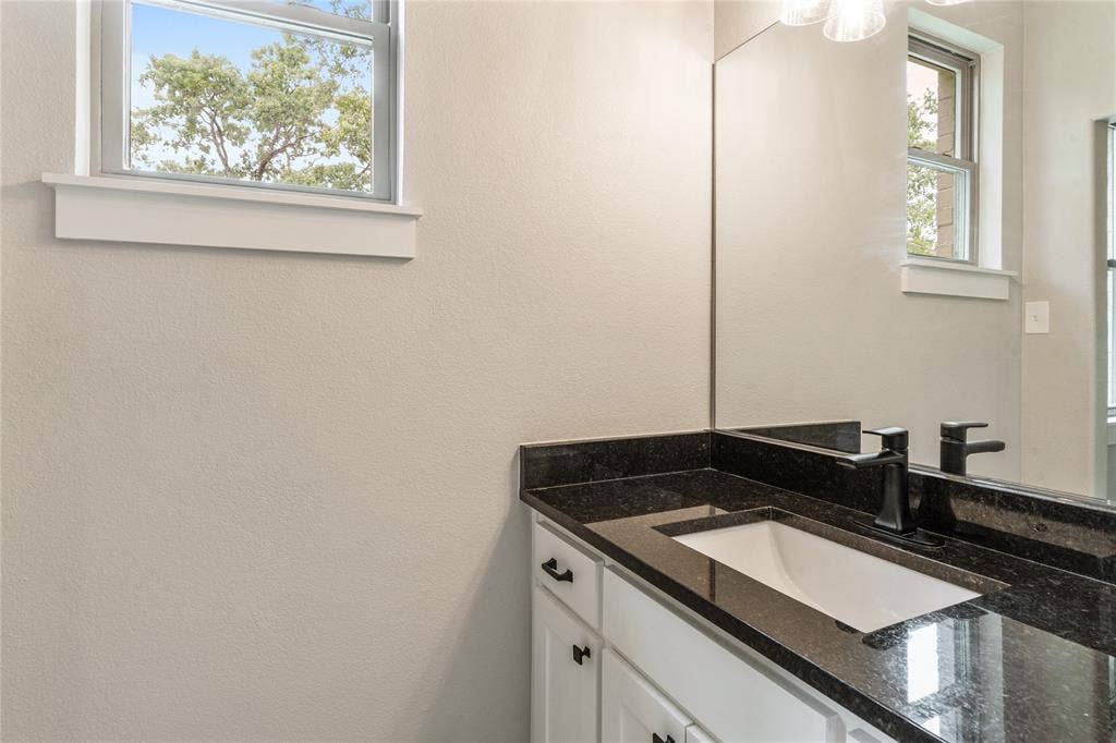 375 St. Andrews Drive, Mabank, TX 75156 Jack-and-Jill bathroom between two bedrooms