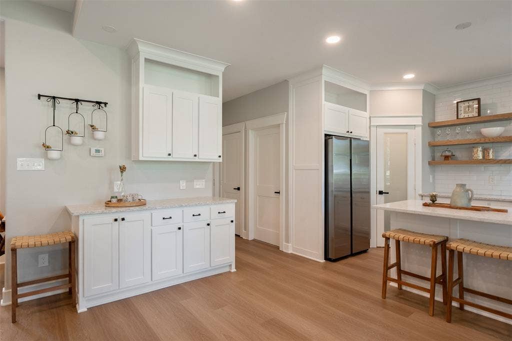 375 St. Andrews Drive, Mabank, TX 75156 Custom built-in sideboard and new refrigerator