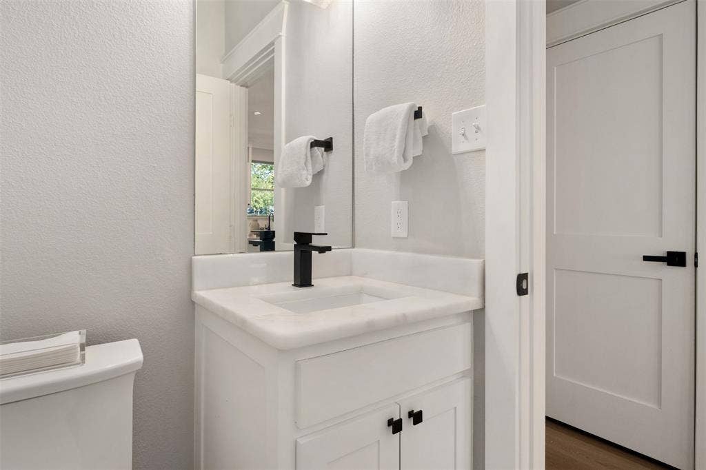 375 St. Andrews Drive, Mabank, TX 75156 Powder bath off kitchen