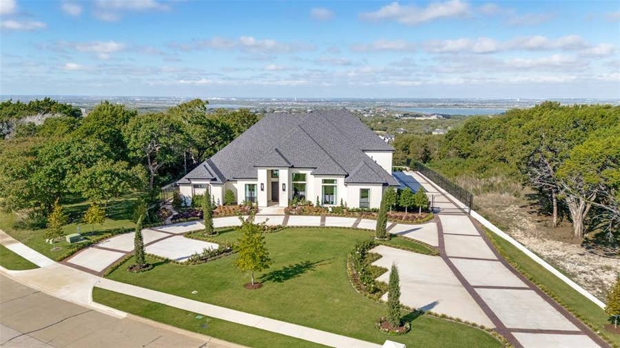 Property photo for 819 Bluff Ridge Drive, Cedar Hill, TX