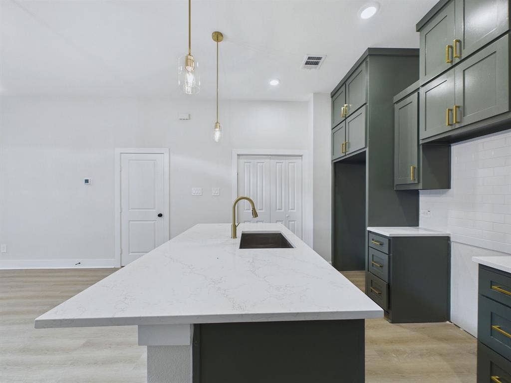 1805 Ash Crescent Street, Fort Worth, TX 76104