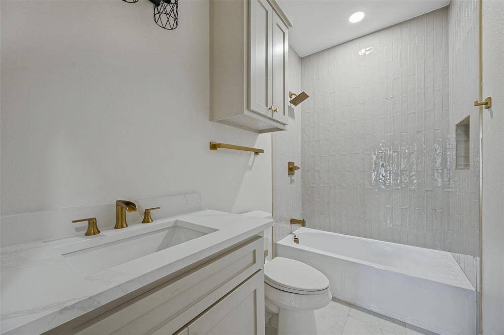 1328 Franklin Avenue, Bonham, TX 75418