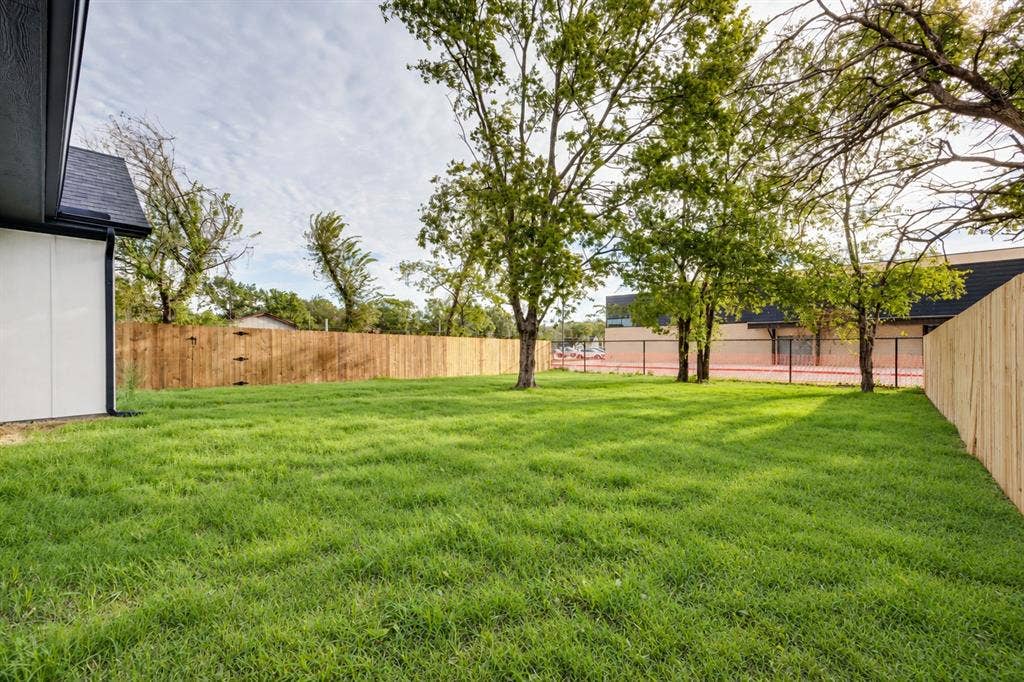1328 Franklin Avenue, Bonham, TX 75418