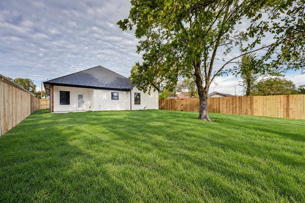 1328 Franklin Avenue, Bonham, TX 75418