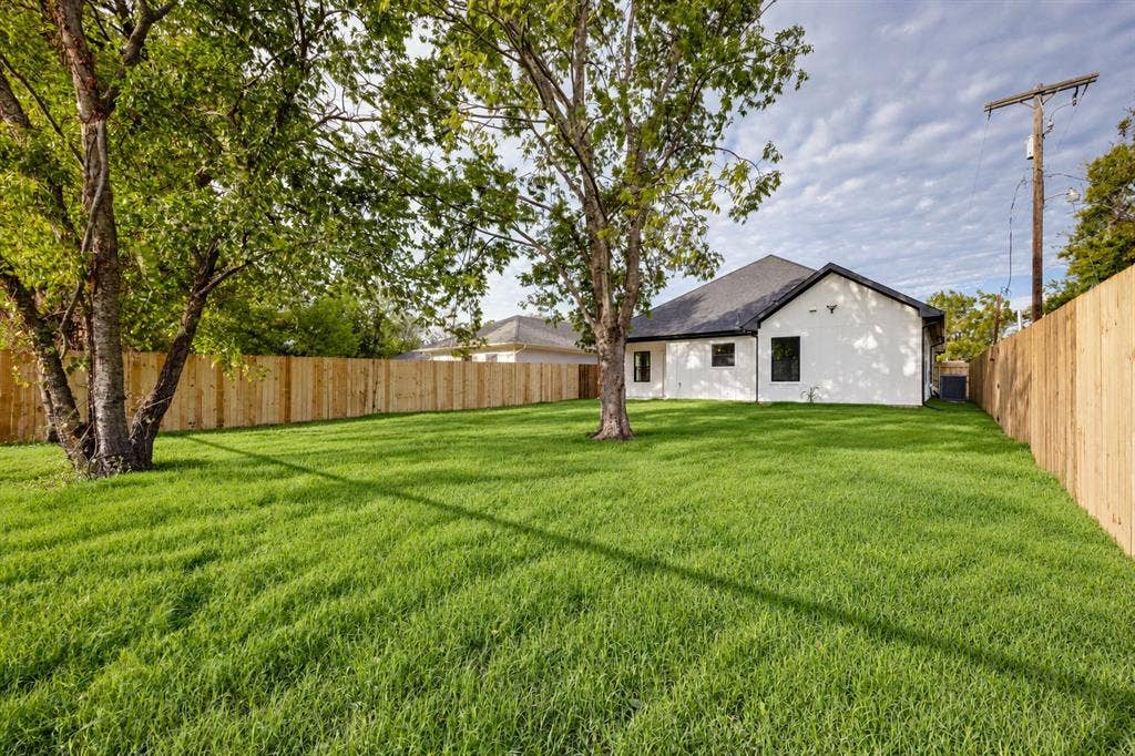 1328 Franklin Avenue, Bonham, TX 75418