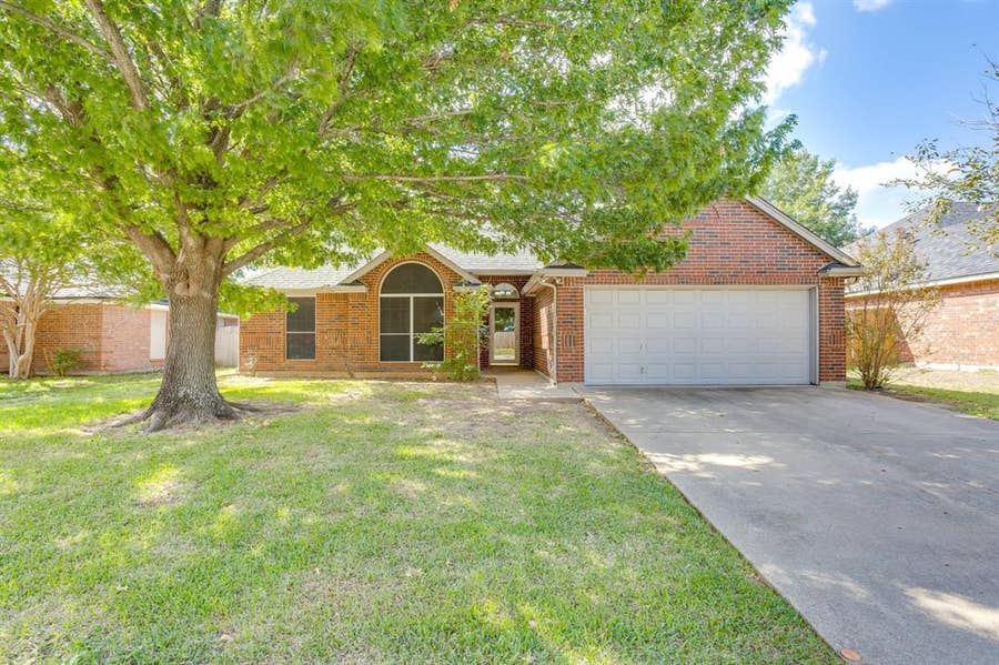 Property photo for 941 Jessica Drive, Burleson, TX