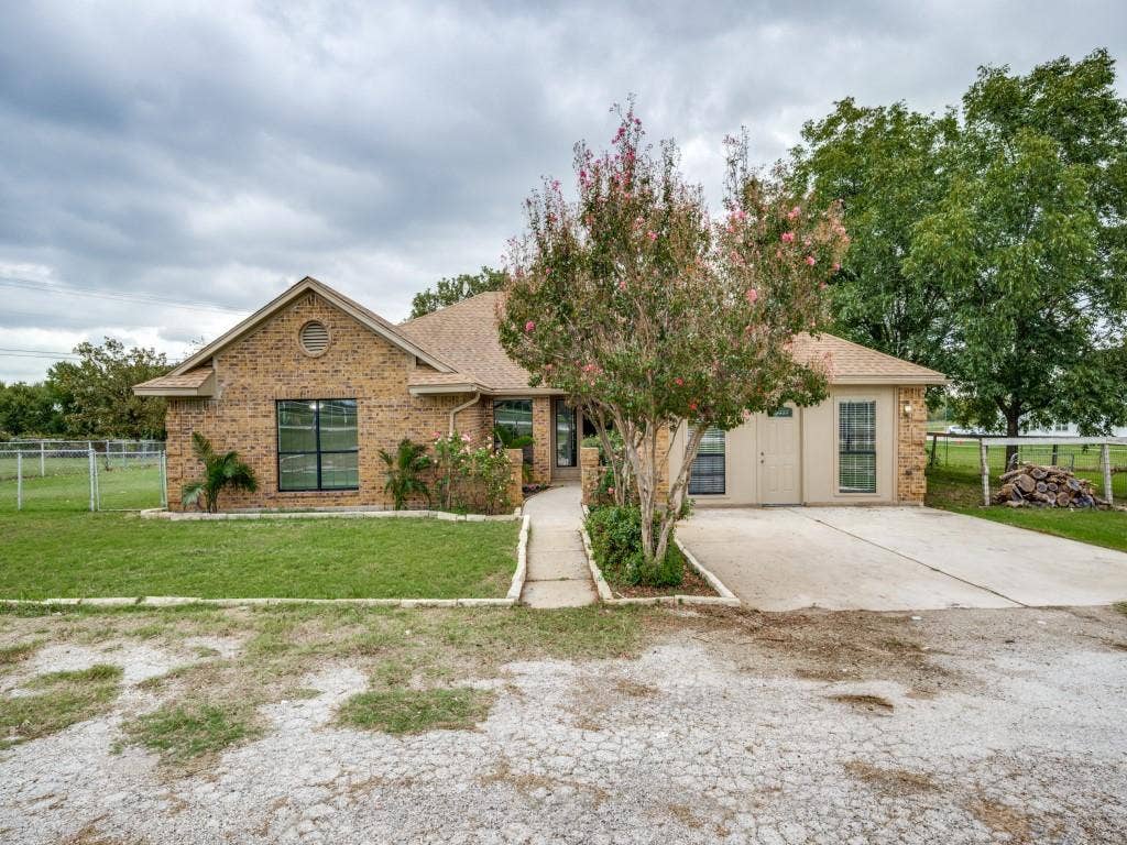 2209 Strader Road, Justin, TX 76247 2209 Strader Road, Justin, TX 76247