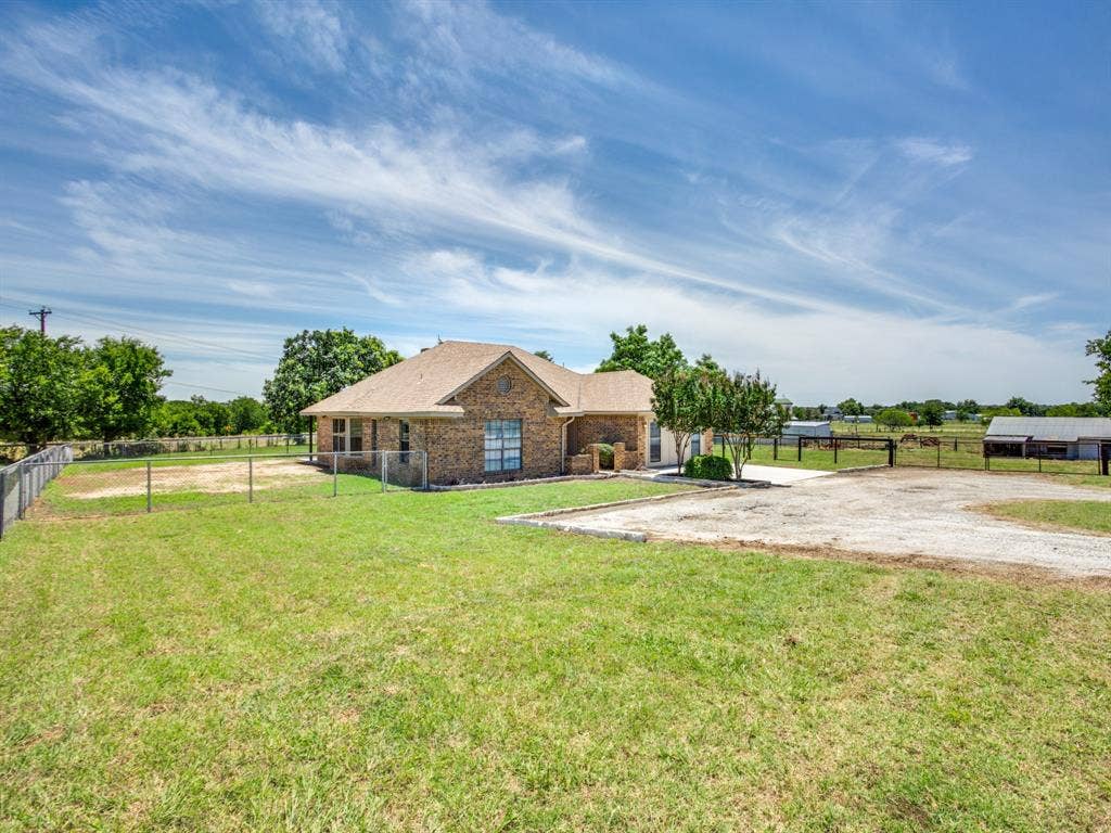 2209 Strader Road, Justin, TX 76247 2209 Strader Road, Justin, TX 76247