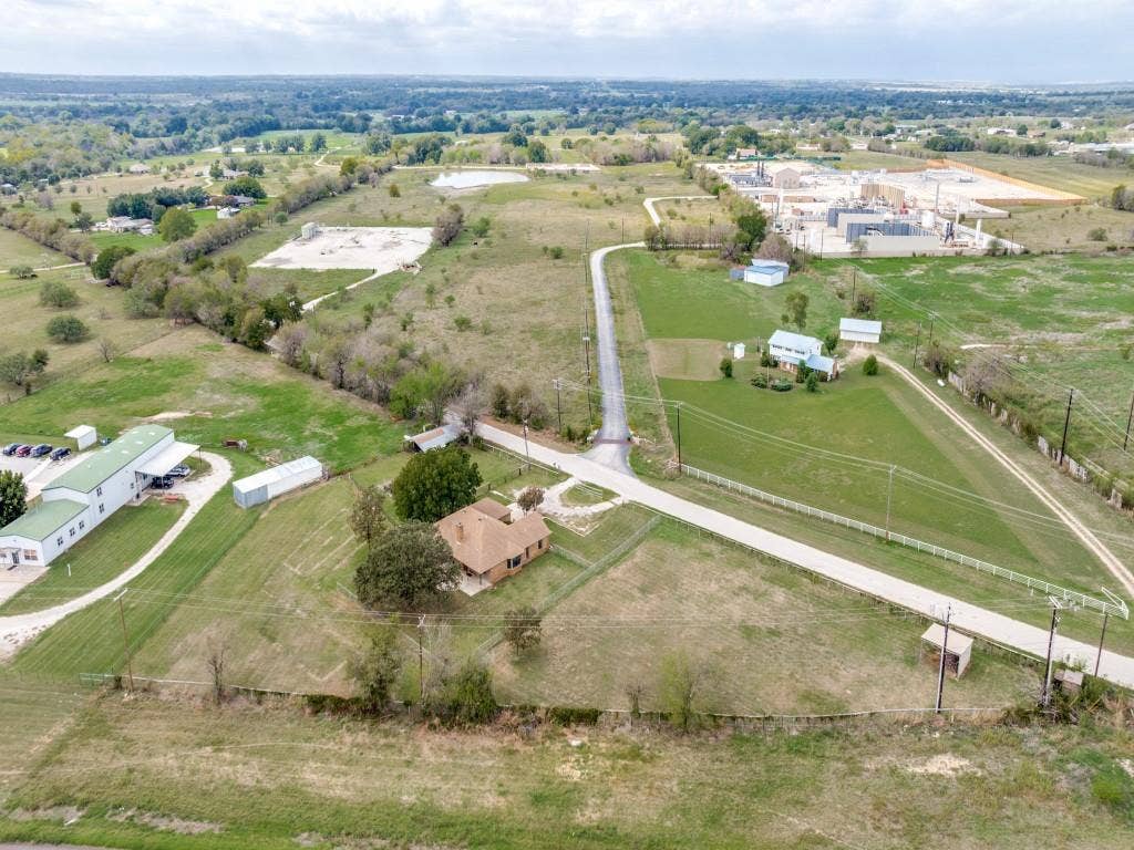 2209 Strader Road, Justin, TX 76247 2209 Strader Road, Justin, TX 76247