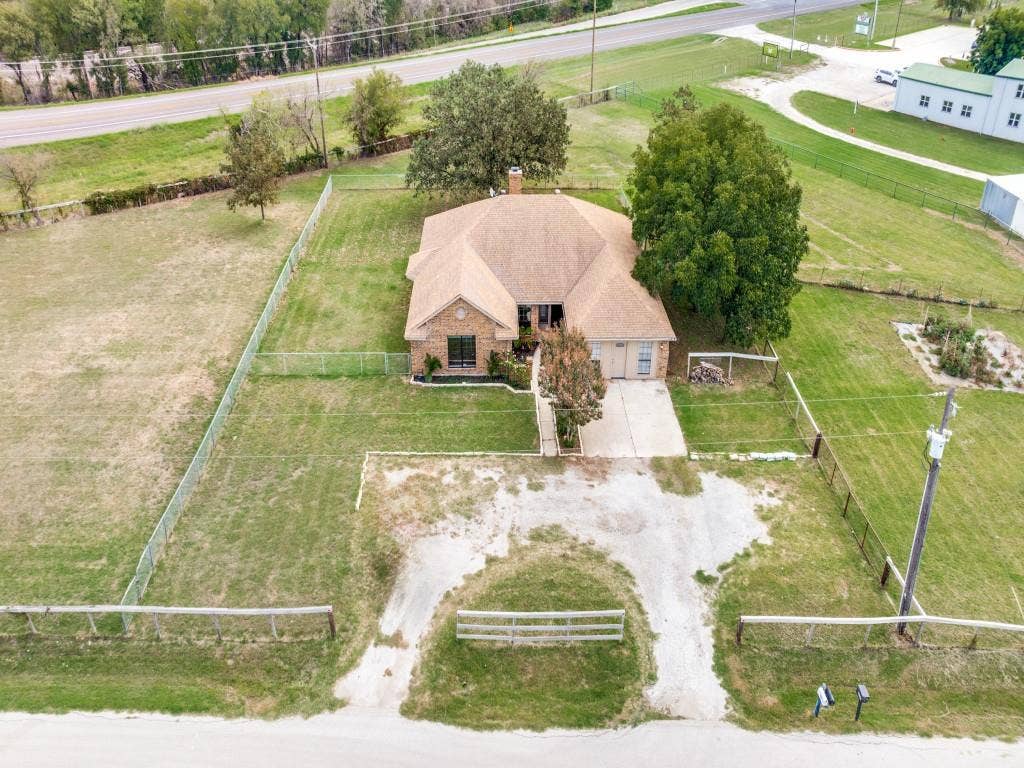 2209 Strader Road, Justin, TX 76247 2209 Strader Road, Justin, TX 76247