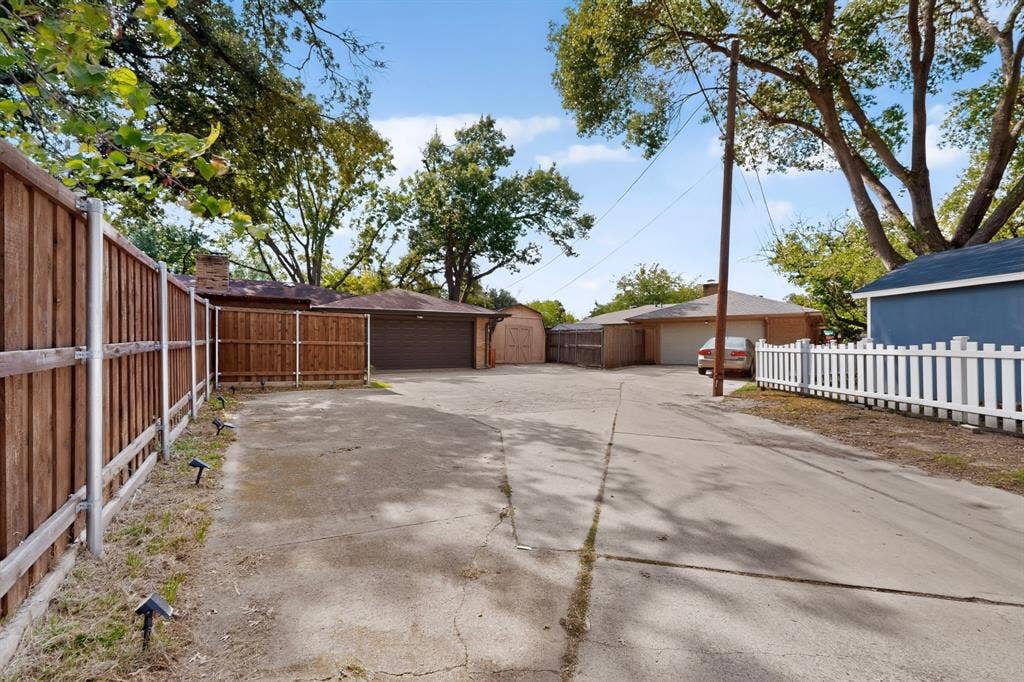 910 Sharpshire Street, Grand Prairie, TX 75050 Rear garage entry