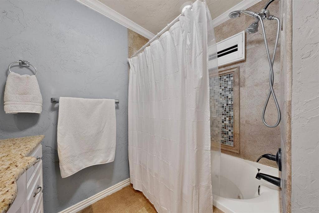 910 Sharpshire Street, Grand Prairie, TX 75050 Second full bath with tub