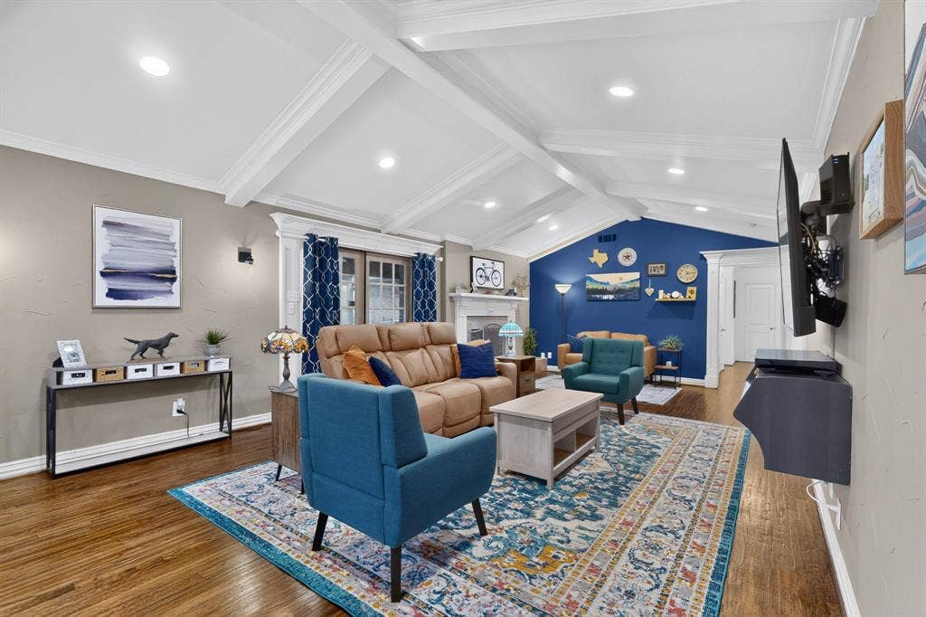 910 Sharpshire Street, Grand Prairie, TX 75050 Great living space for relaxing or entertianing