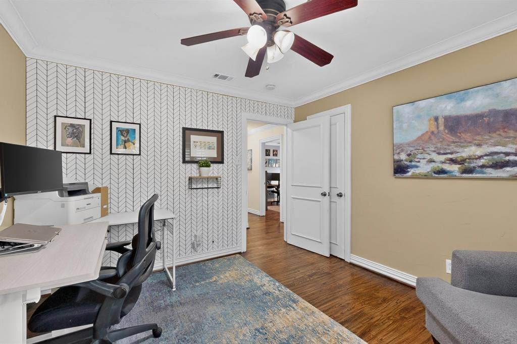 910 Sharpshire Street, Grand Prairie, TX 75050 Bedroom / Office Space