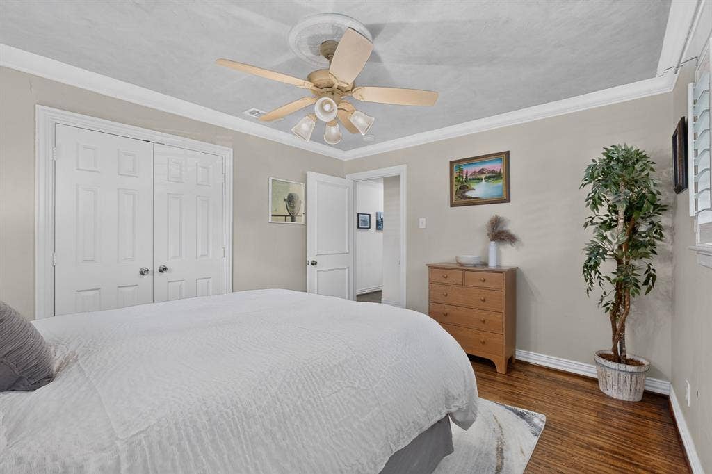 910 Sharpshire Street, Grand Prairie, TX 75050 Cozy guest bedroom