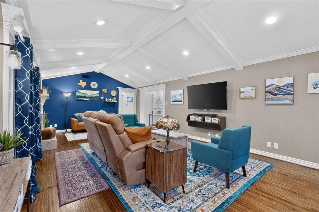 910 Sharpshire Street, Grand Prairie, TX 75050 Great living space for relaxing or entertianing