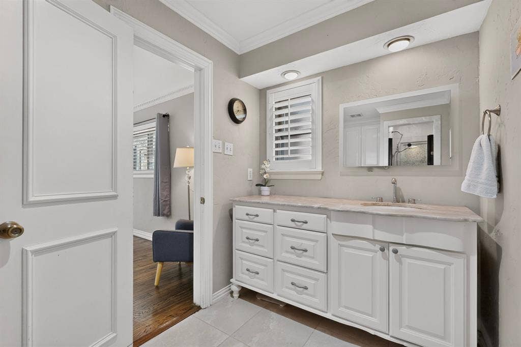 910 Sharpshire Street, Grand Prairie, TX 75050 910 Sharpshire Street, Grand Prairie, TX 75050