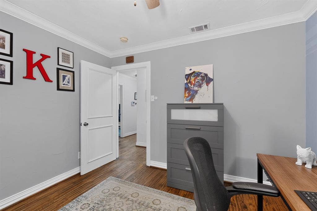 910 Sharpshire Street, Grand Prairie, TX 75050 Bedroom / Office Space